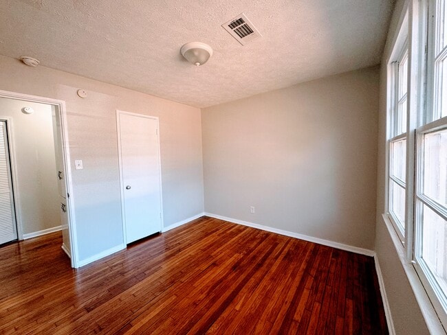 Building Photo - 3714 Farwood Dr