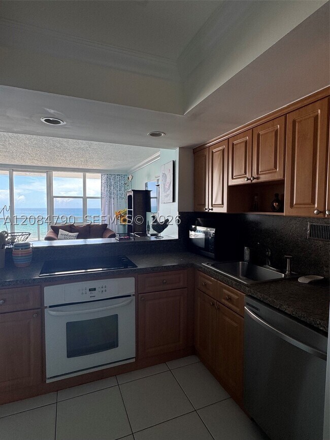 Building Photo - 3180 S Ocean Dr