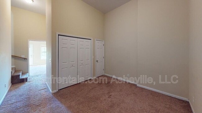 Building Photo - 19 Rotunda Cir