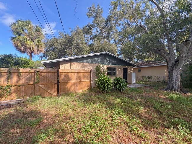 Building Photo - Charming Largo Home with a Spacious Fenced...