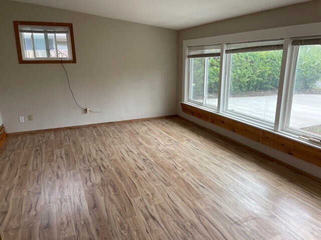 Building Photo - 307 Cardinal Cres