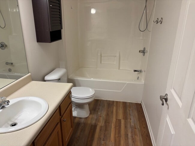 Building Photo - Grand Ridge condo available now.  Forest Hills Eastern Schools.