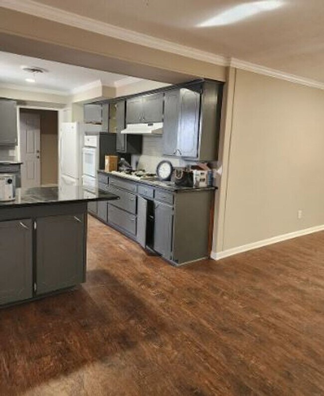 Building Photo - 465 W Marshall Dr