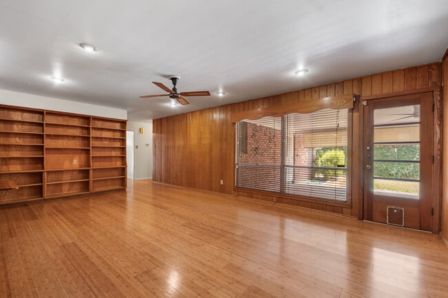 Building Photo - 115 Park Dr