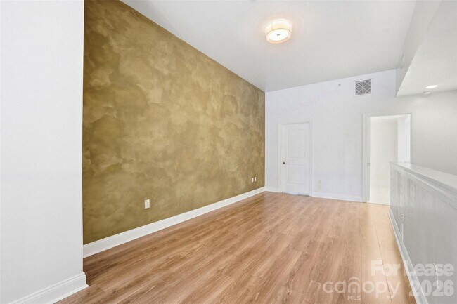 Building Photo - 701 Royal Ct