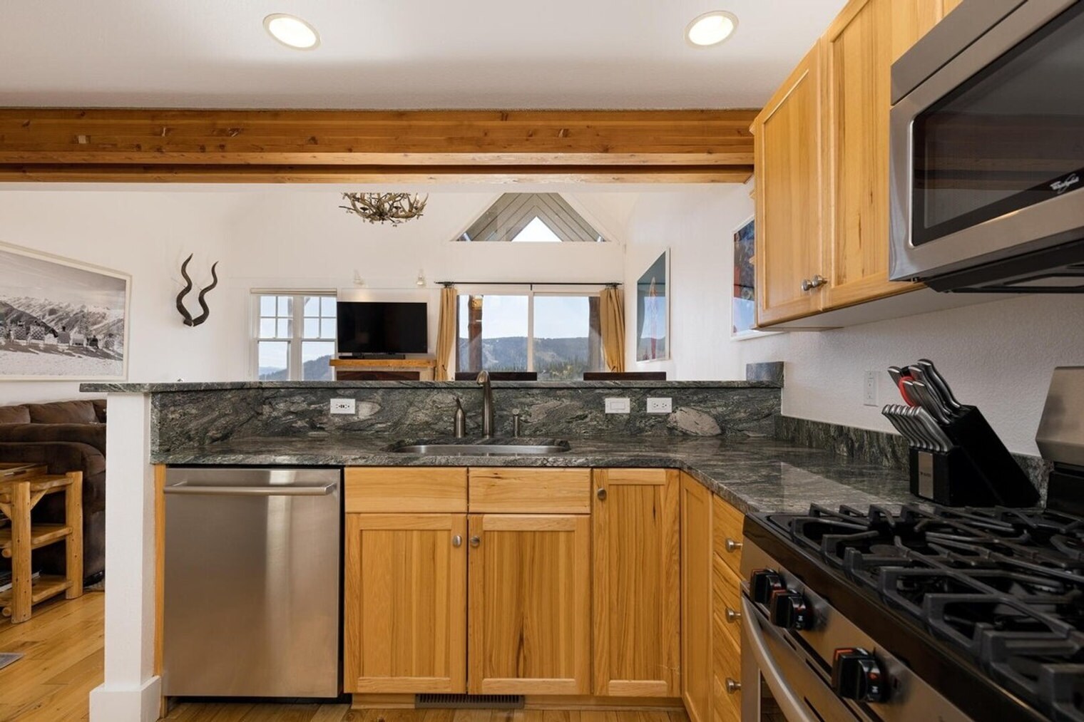 Building Photo - 7 Saddle Ridge Rd