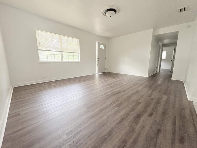 Building Photo - 809 Briandav St