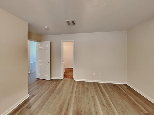 Building Photo - 501 Falcon Lake Dr