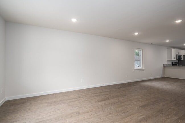 Building Photo - Live Brand-New in Hickory – Modern 3BR Townhome