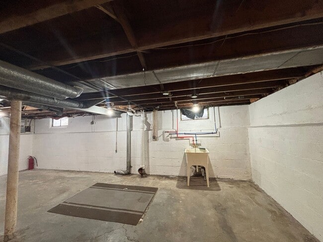 Building Photo - 3 Bedroom 1.5 Bath House - Parking/Laundry Hook-Ups!