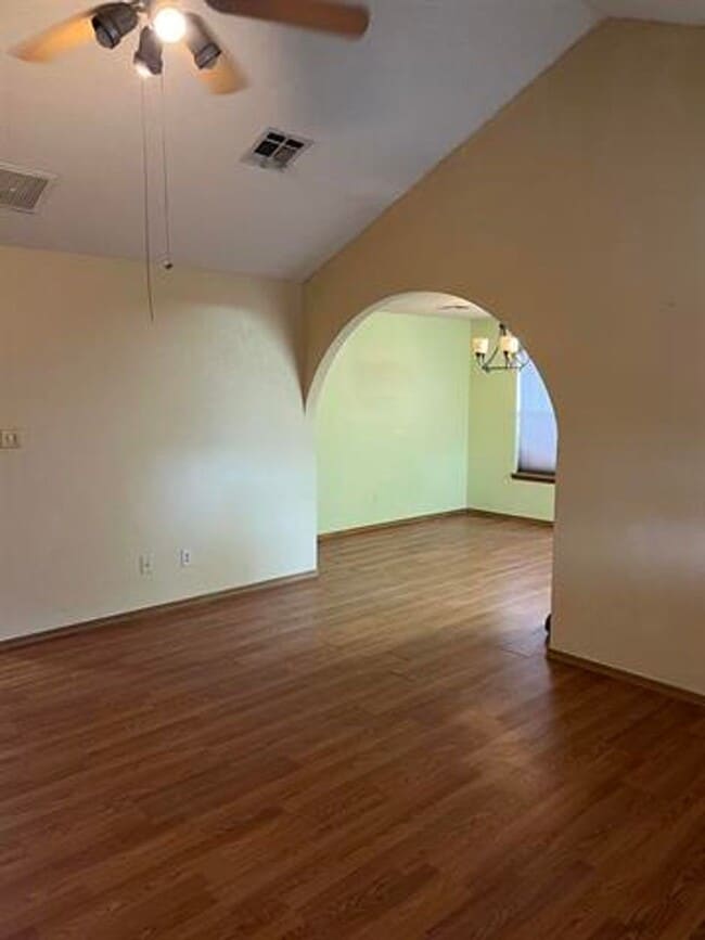 Building Photo - Lovely 3 Bedroom 2 bathroom home with pool