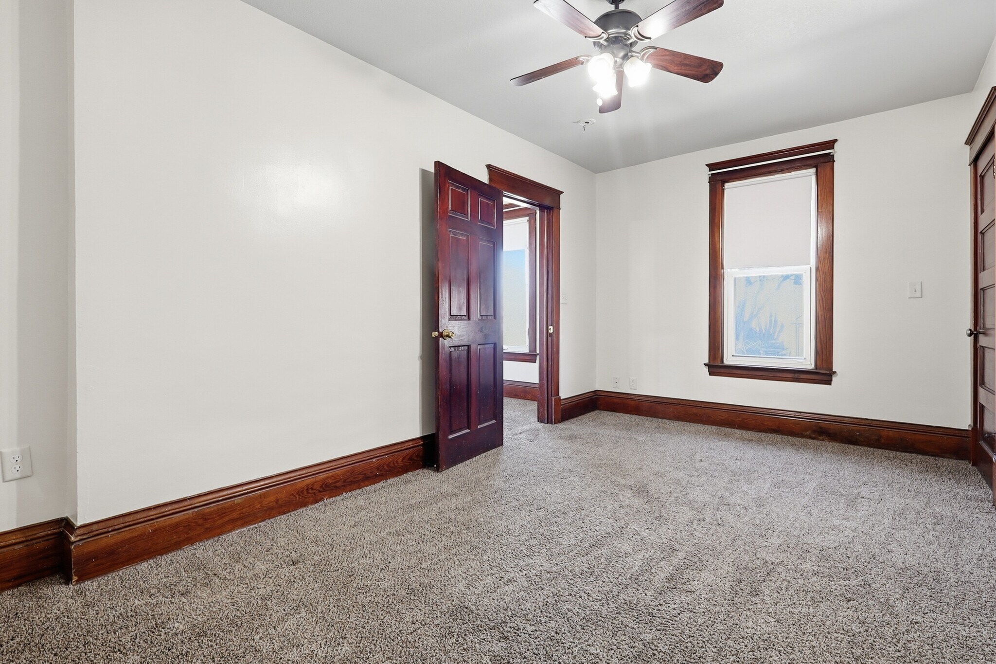 Building Photo - 104 Jessamine Ave W