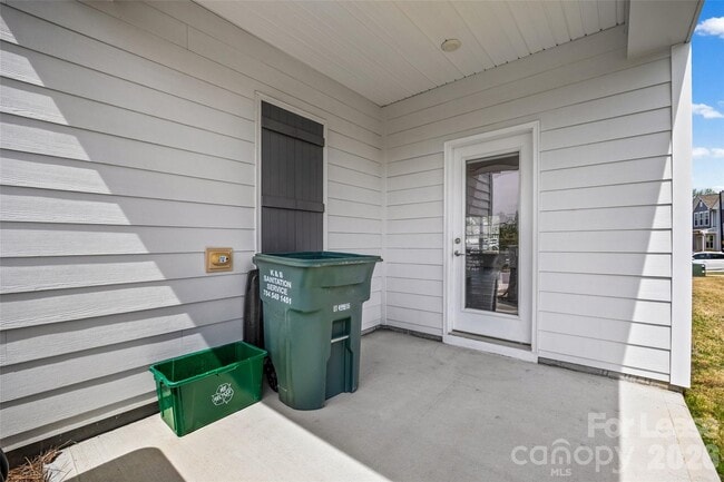 Building Photo - 16212 Leading St