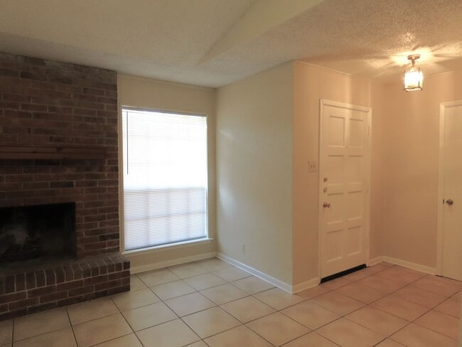 Building Photo - South Tyler! Spacious 3 Bedroom, 2 Bath Du...