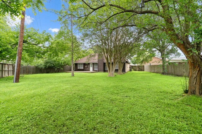 Building Photo - 2220 Spruce Dr