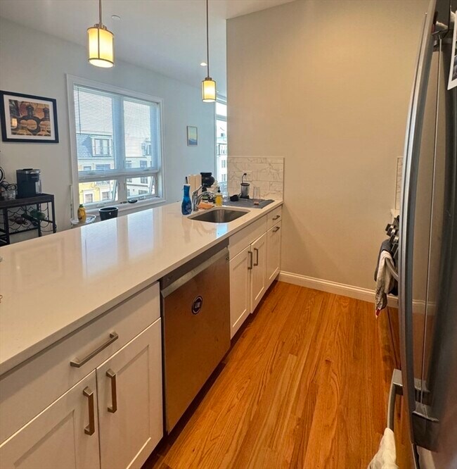 Building Photo - 353 Dorchester St