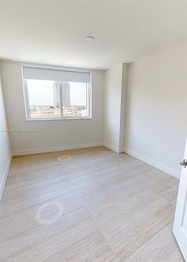 Building Photo - 215 N New River Dr E