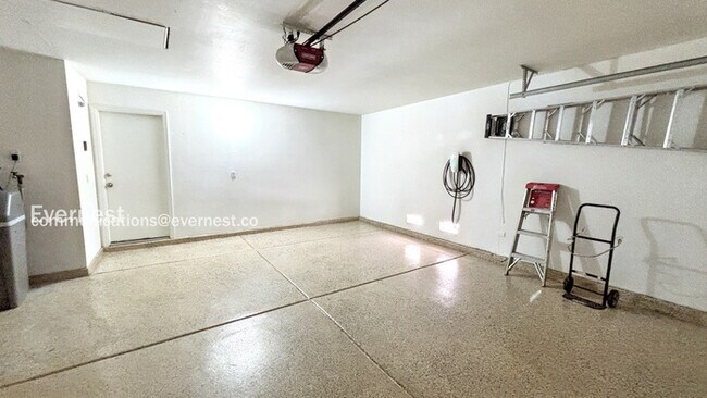 Building Photo - 3232 Cotswold St
