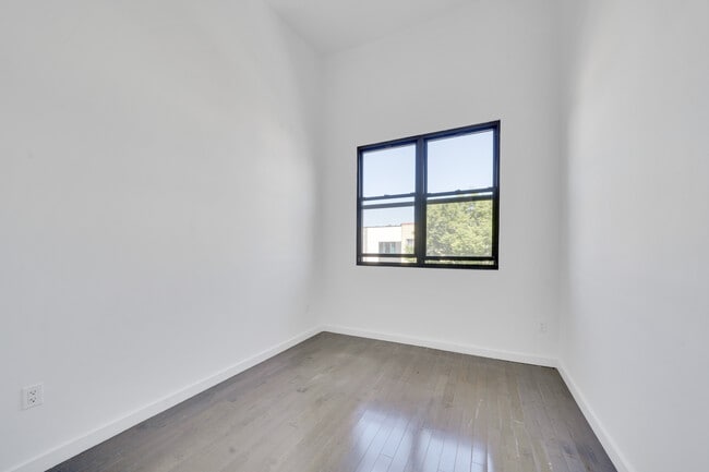 Building Photo - 1106 Halsey St