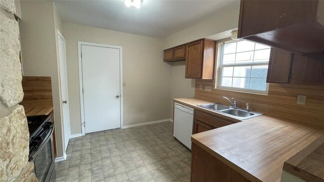 Building Photo - 509 Riverwood Dr