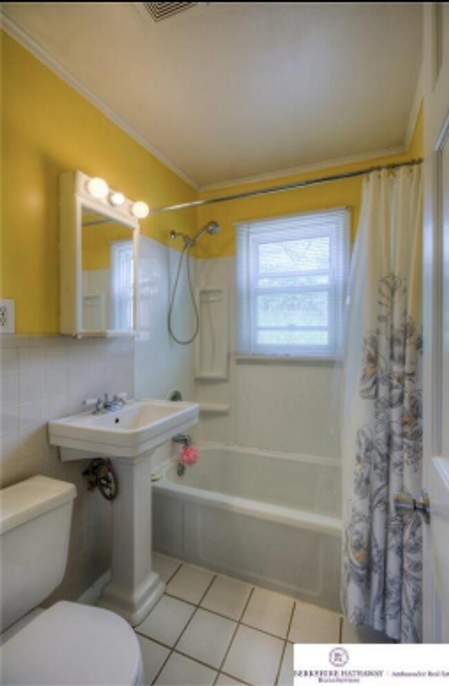 Building Photo - Charming 2 Bedroom Near Blackstone!!