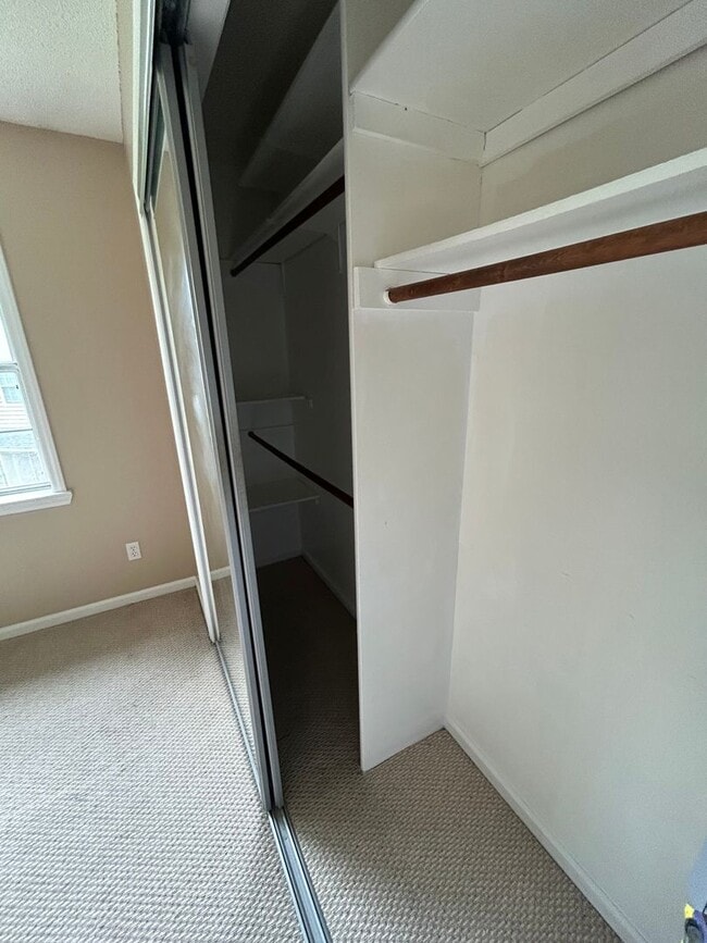 Building Photo - 2 Bedroom Townhome Available now!