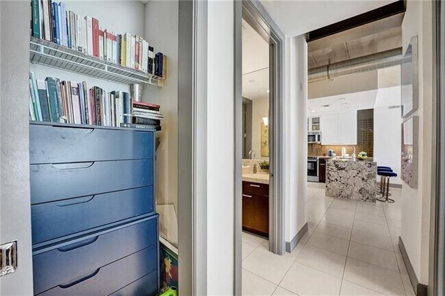 Building Photo - 110 SE 2nd St