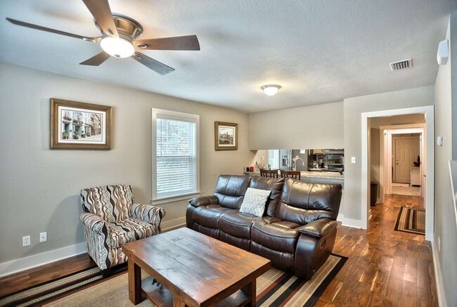 Building Photo - 4/3 House off of Bellevue! Available August 2026!