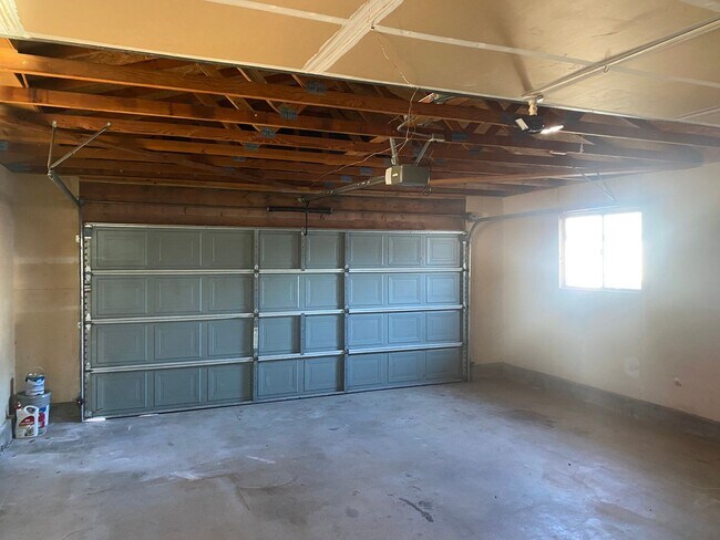 Building Photo - 3 BEDROOM 2 BATHROOM HOME IN THE PEPPERTREE SUBDIVISION