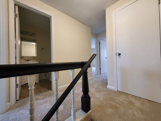 Building Photo - RARE 3-Bed Townhome in Fox Ridge Manor!
