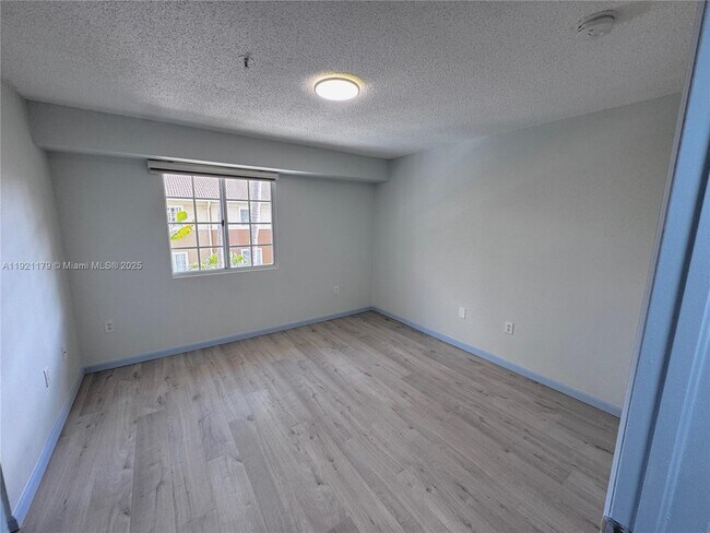 Building Photo - 2881 NE 185th St