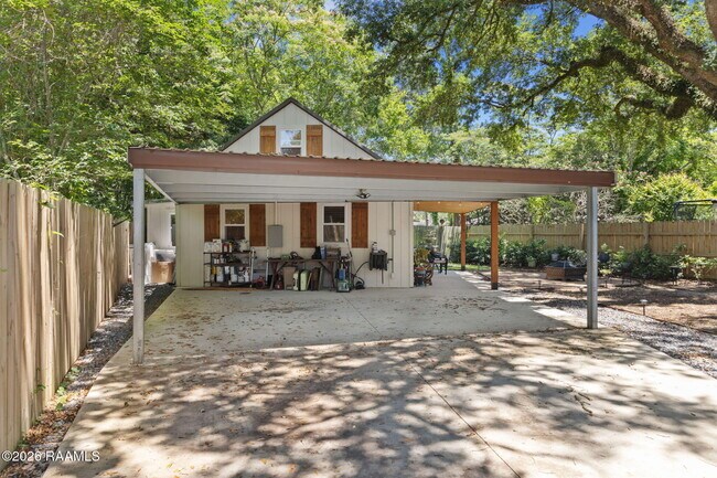 Building Photo - 325 Alice Dr