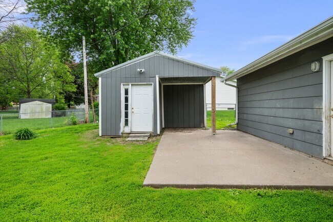 Building Photo - 3129 Windsor Dr