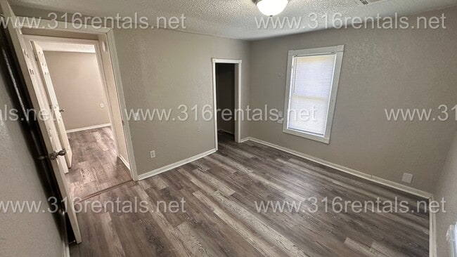 Building Photo - $850 - 2 bedroom/ 1 bathroom - Newly remod...