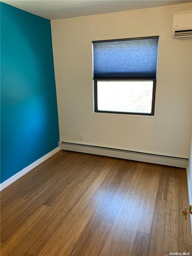 Building Photo - 87-24 52nd Ave