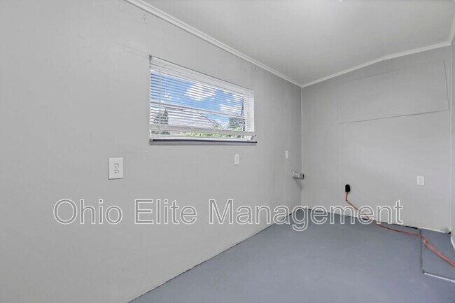 Building Photo - 341 E Markison Ave