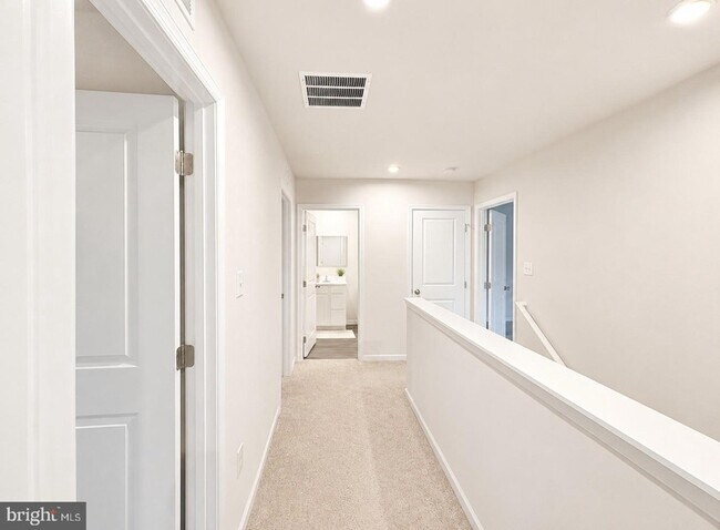 Building Photo - 27003 Greenleaf Dr