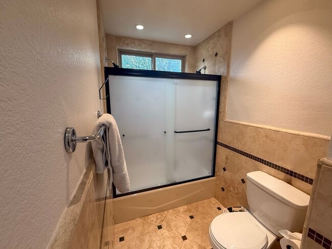 Building Photo - Welcome to your ideal rental in West Redla...