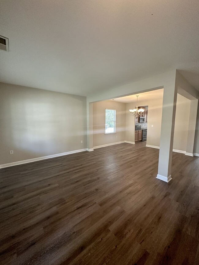 Building Photo - Spacious Home in The Cascades