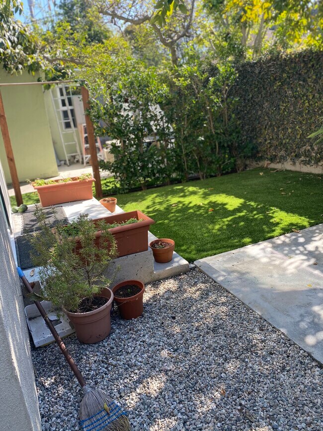 Building Photo - 2571 S Bundy Dr