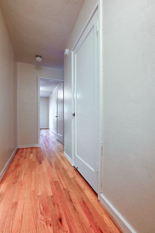 Building Photo - Chic Updated Mid-Century Townhouse in Cedar Hills!