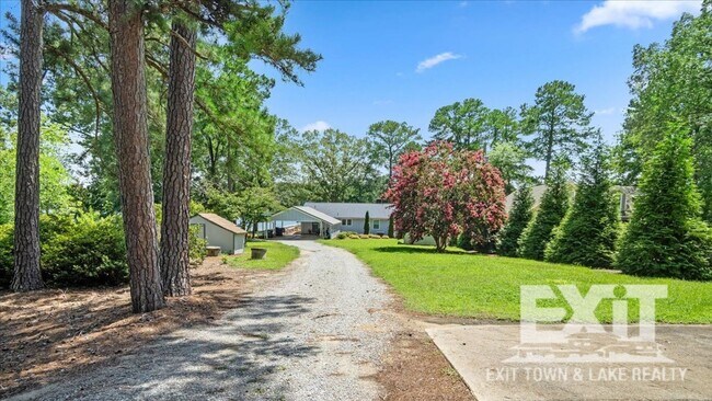 Building Photo - Gorgeous Waterfront Property with 4 Bedroo...