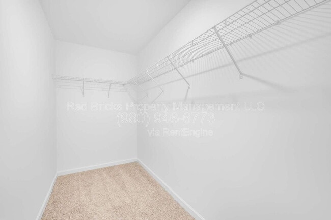 Building Photo - 2137 Riverbend Ave