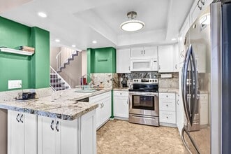 Building Photo - 3 Bedroom Townhome in the Vista de Vista Community