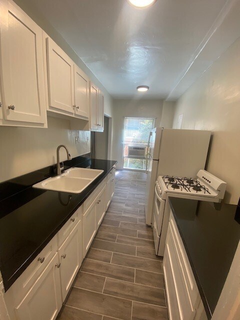 Building Photo - 152 S Sycamore Ave