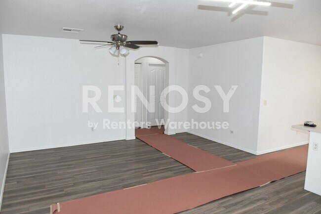 Building Photo - 1623 E Silverbirch Ave