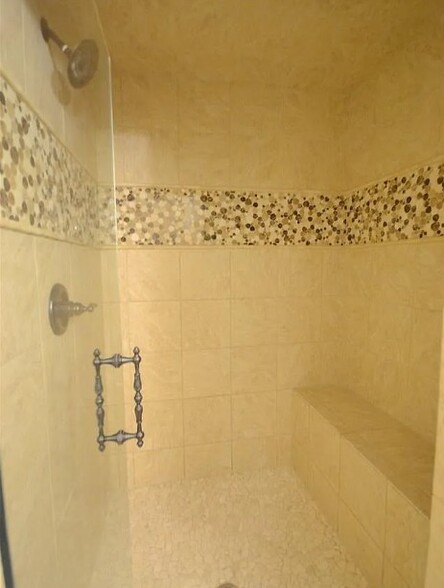 Walk-in Shower - 409 Jones Franklin Rd