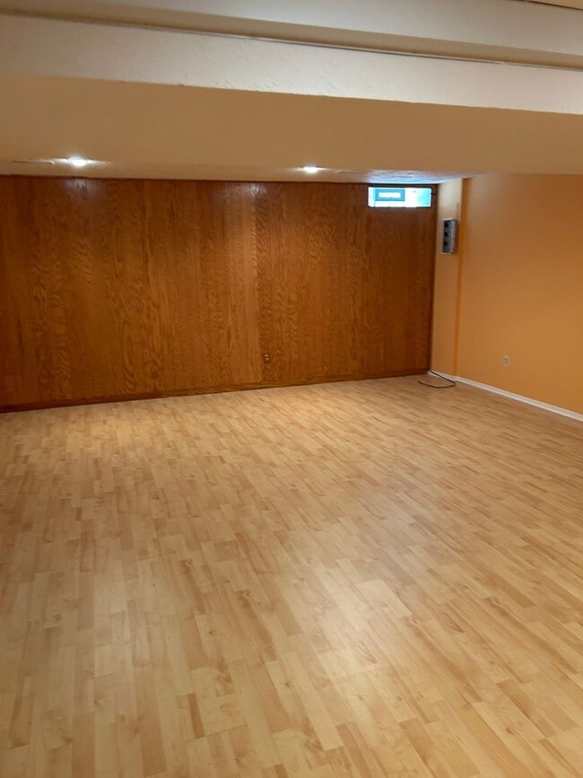 Building Photo - 3 Bedroom Condo with Full Finished Basement for Rent