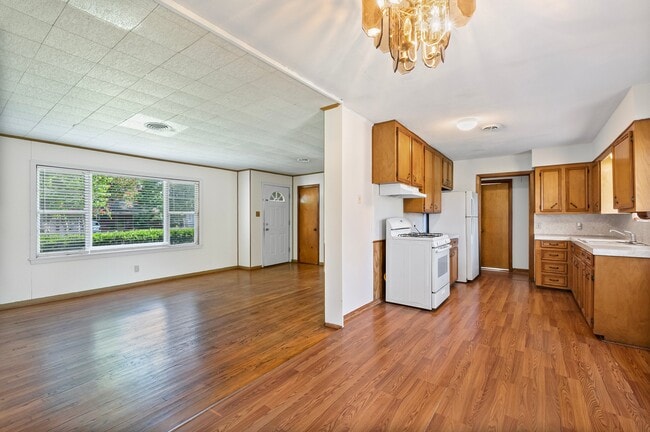 Building Photo - 5532 Meadow Creek Ln