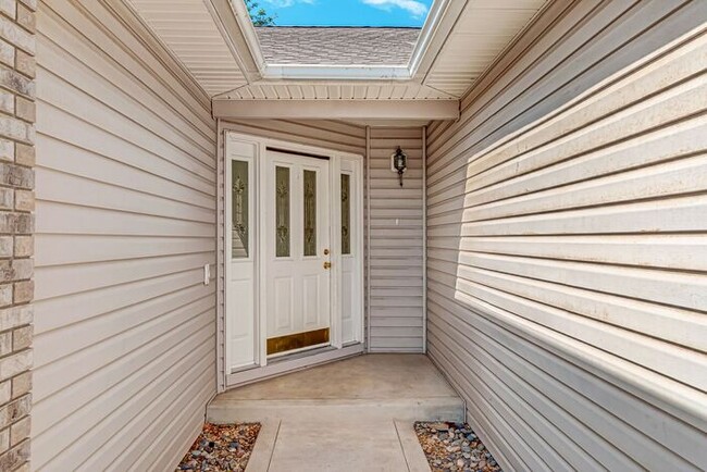 Building Photo - 3 bedroom home with fenced yard and garage...